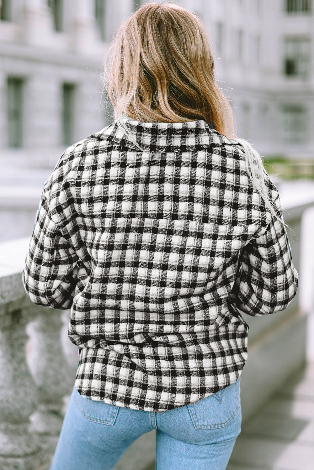 Chaqueta tipo túnica con botones y bolsillos en el pecho con estampado de cuadros negros