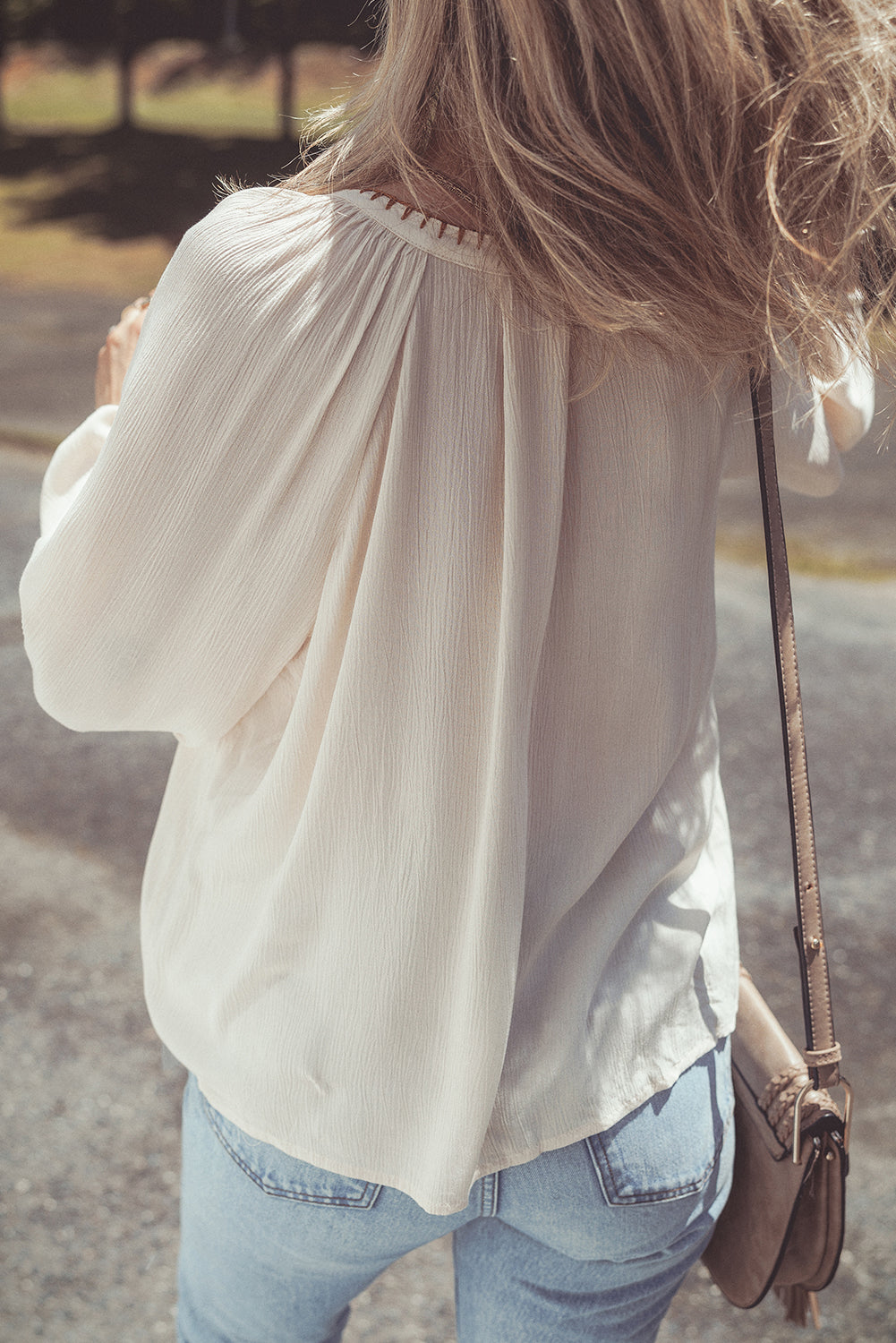 Chemise ample beige à manches bouffantes texturées brodées de fleurs