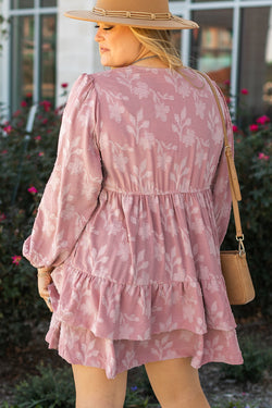 Vestido grande y volantes con prisión de cuello en V y flores con flores de pesca