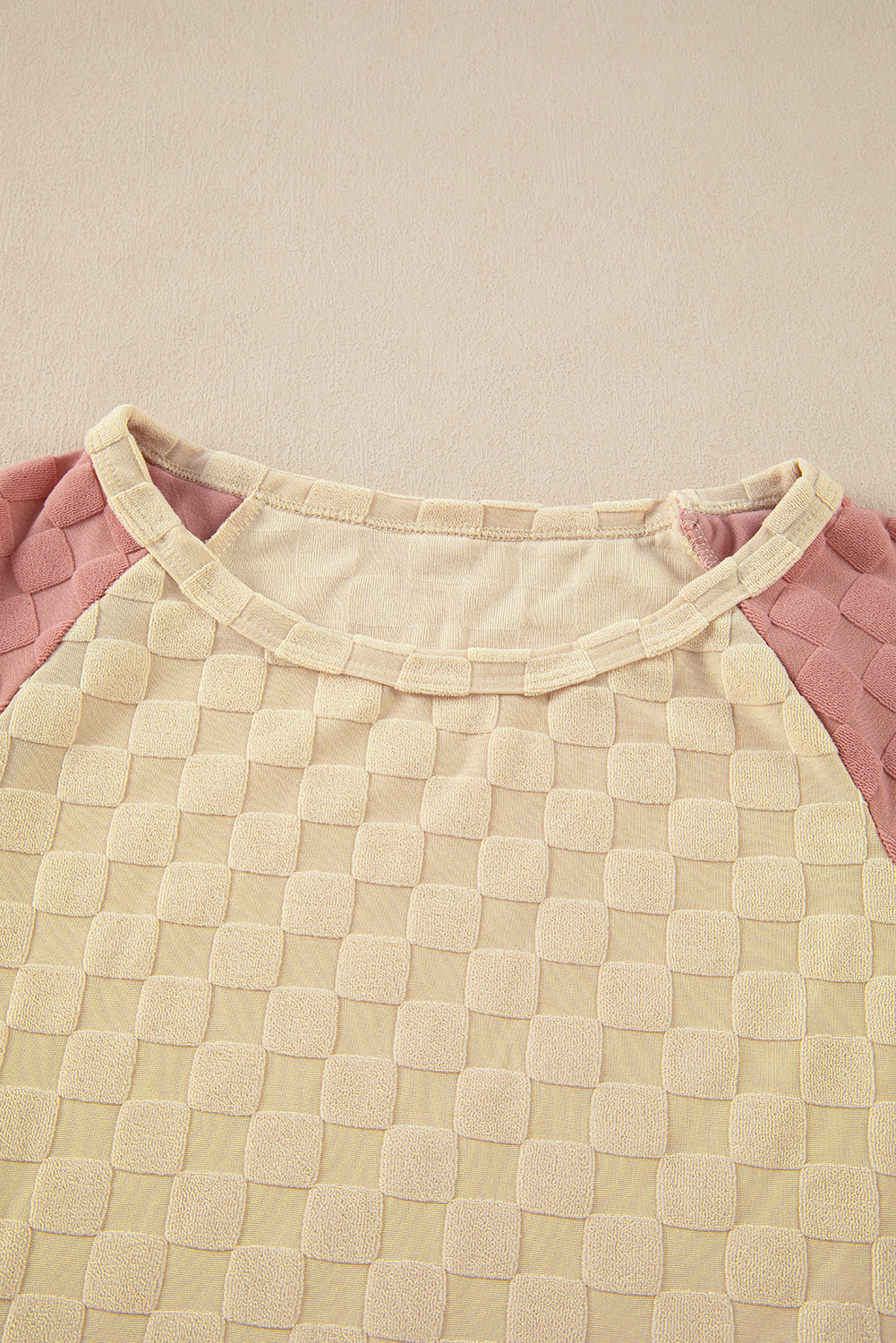 Haut en tricot texturé à manches raglan color block parchemin