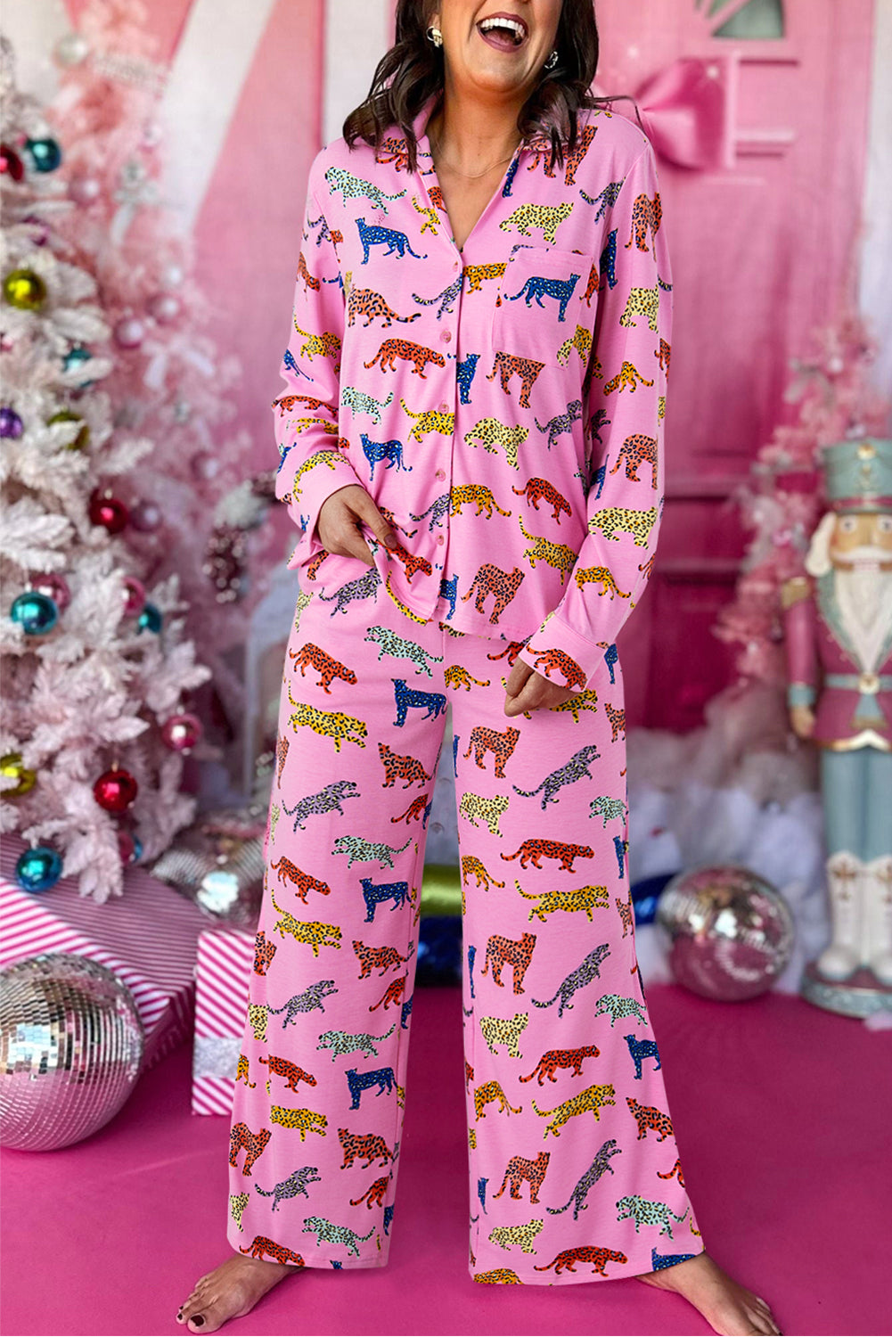 Set de pijama de camisa y pantalones de estampado de guepardo rosa