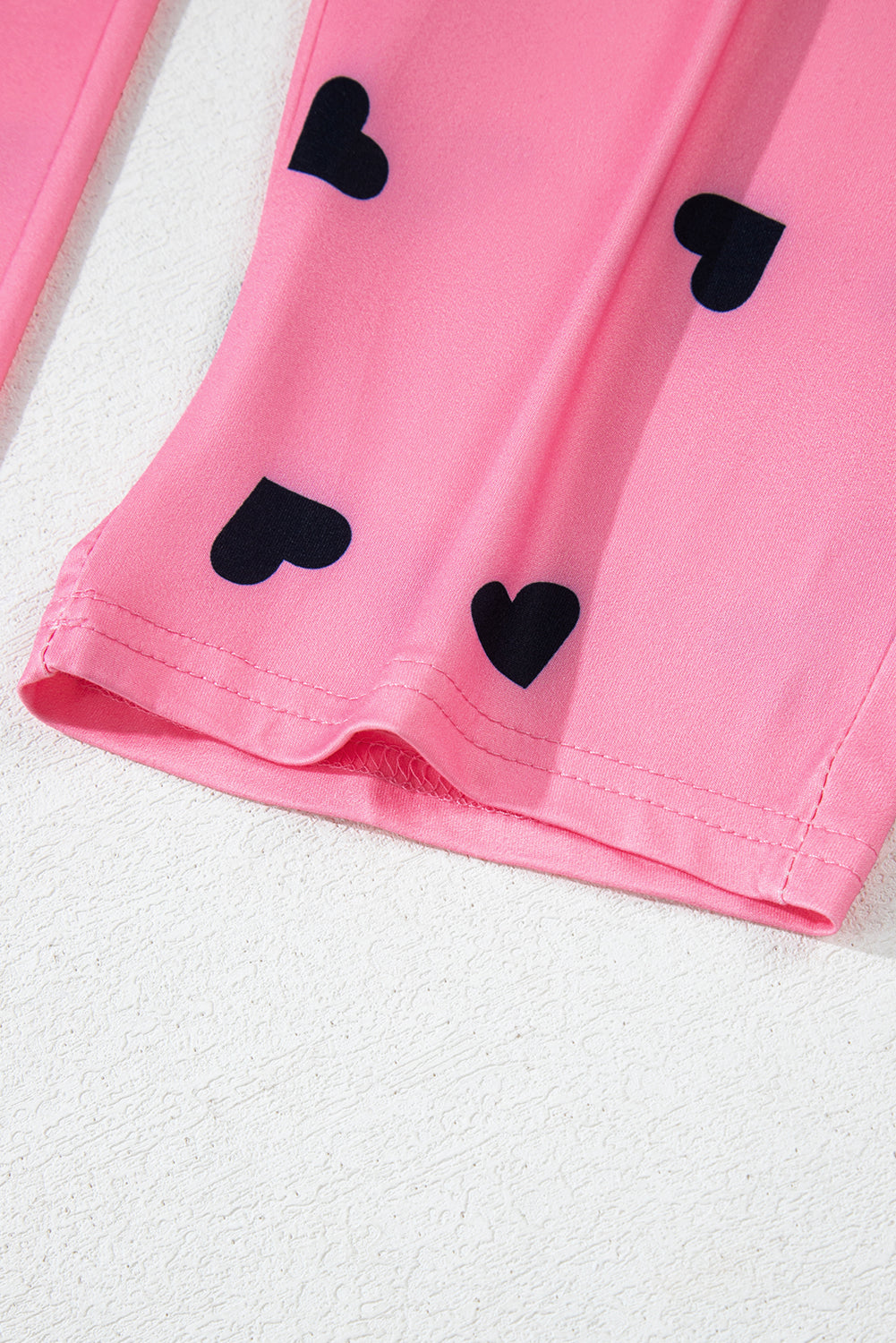 Ensemble de détente rose avec t-shirt et pantalon à imprimé cœur pour la Saint-Valentin-A WOMAN WE LOVE