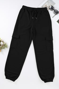 Pantalones de trote negros con bolsillo de carga y textura en relieve