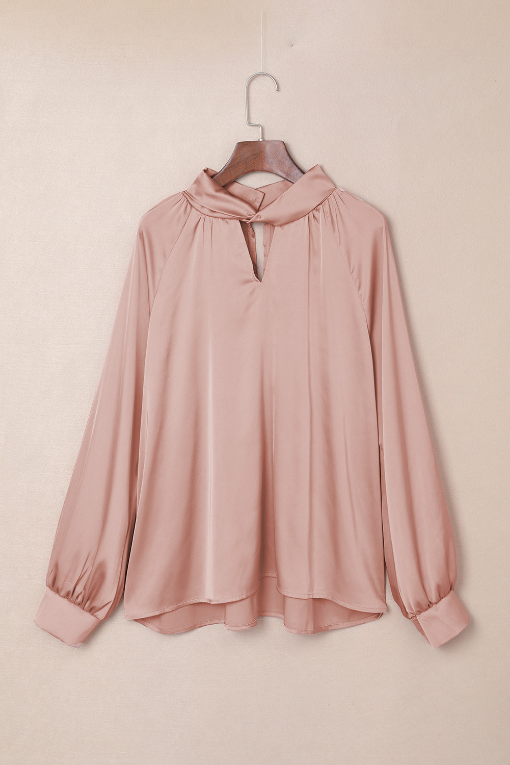 Blouse en satin rose torsadée à col haut et manches bouffantes