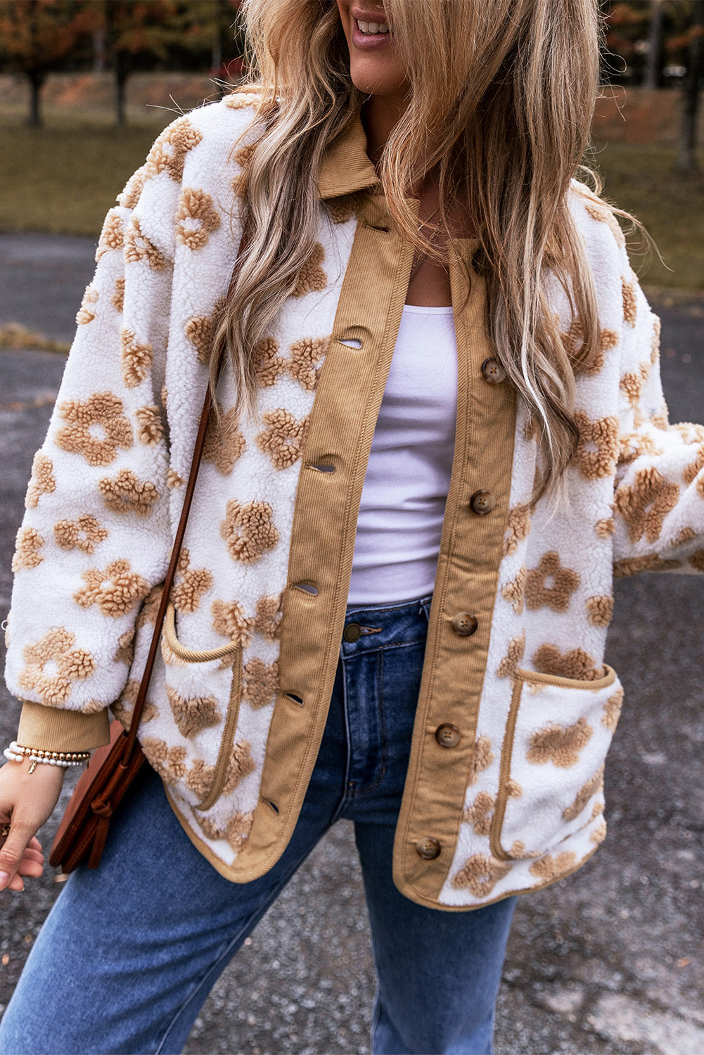 Veste polaire boutonnée à joli motif fleuri beige clair