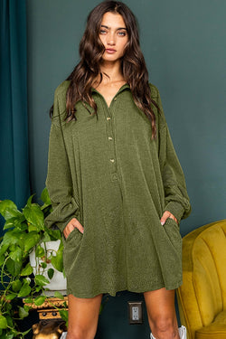 Straight dress with collar and dropped shoulders with buttons and button placket in moss green