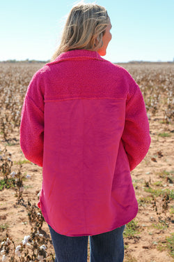 Chaqueta sherpa botonal en faux ante rosa brillante