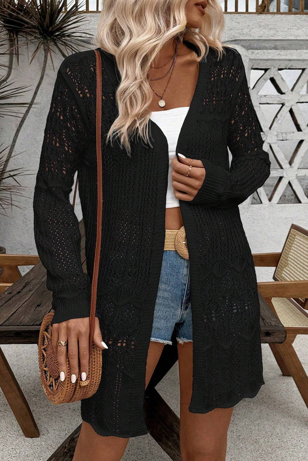 Cardigan ouvert en crochet noir avec découpes ajourées sur le devant