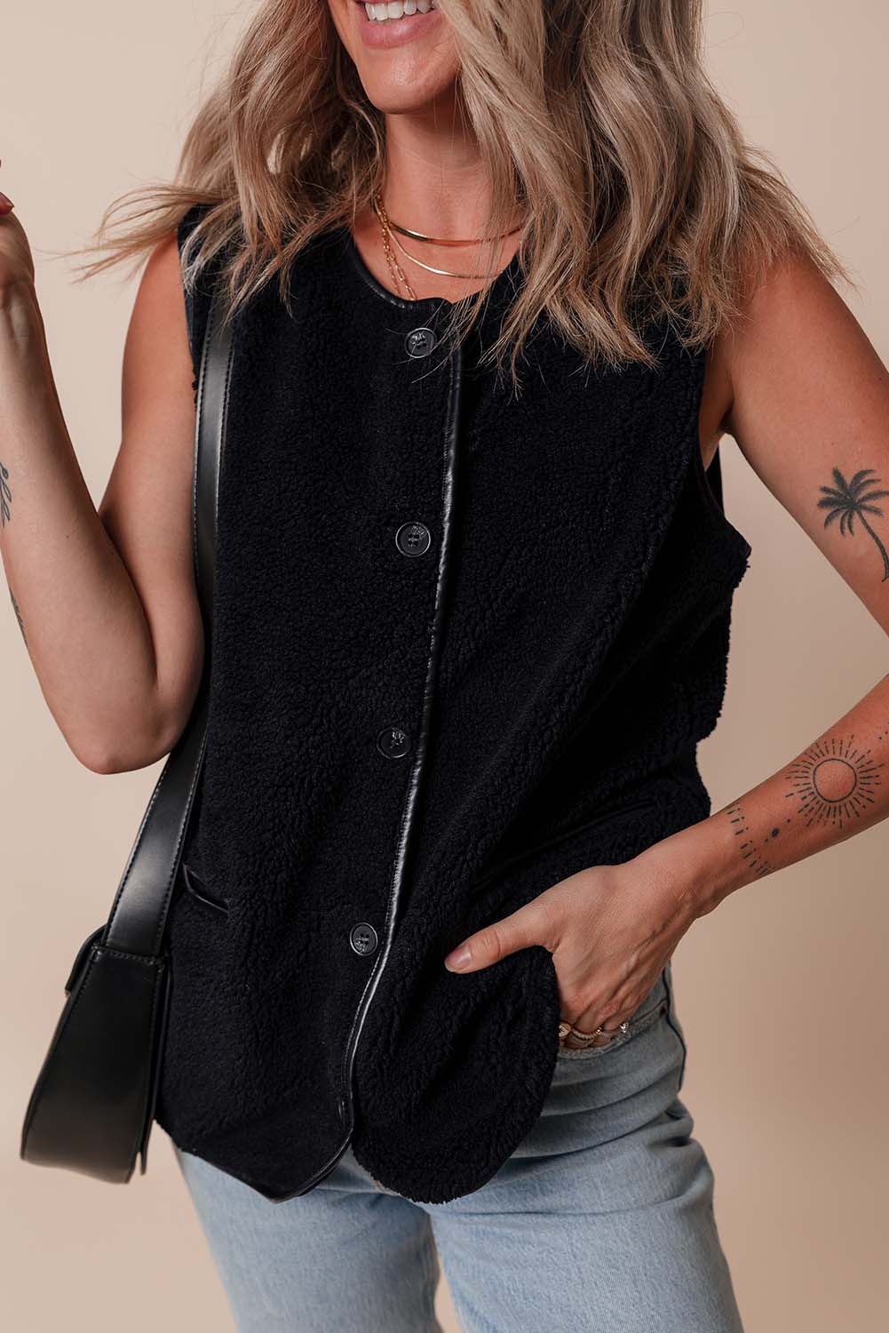 Strong fleece vest with contrasting side pockets in black leather