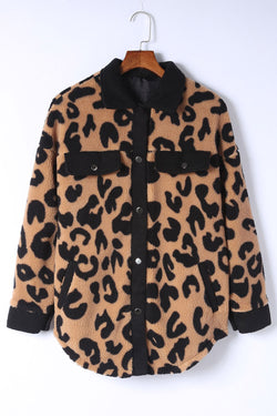 Chaqueta de leopardo de peluche negro con acabados contrastantes