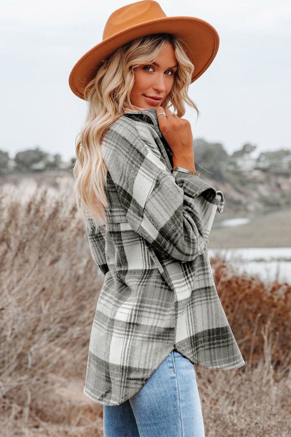 Sobrecamisa gris medio con bolsillos con solapa y cuadros