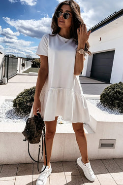 Vestido blanco y relajado con mangas cortas y dobladillo Epishade con volantes