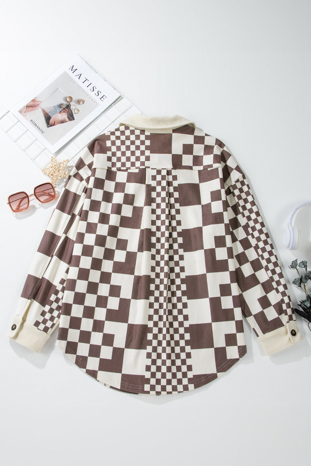 Chaqueta de pana con patchwork y estampado de cuadros en marrón