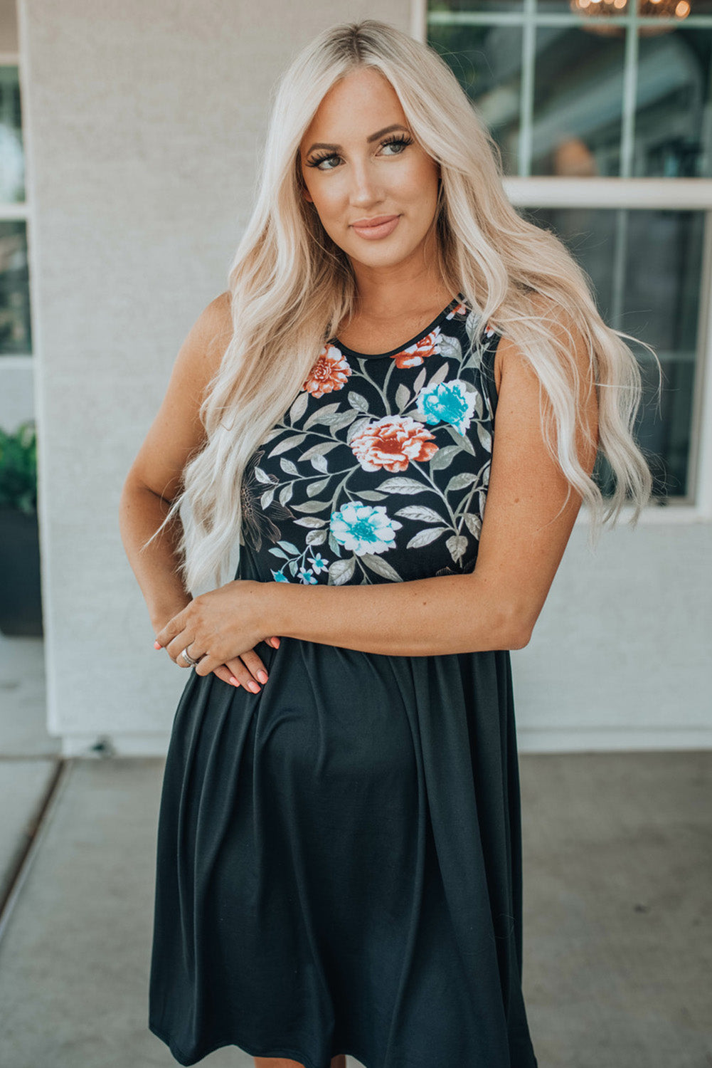 Vestido midi sin mangas con top floral negro