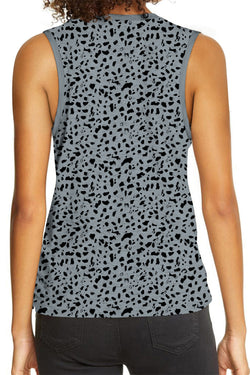 Tapa del tanque gris con cuello redondo y estampado de leopardo