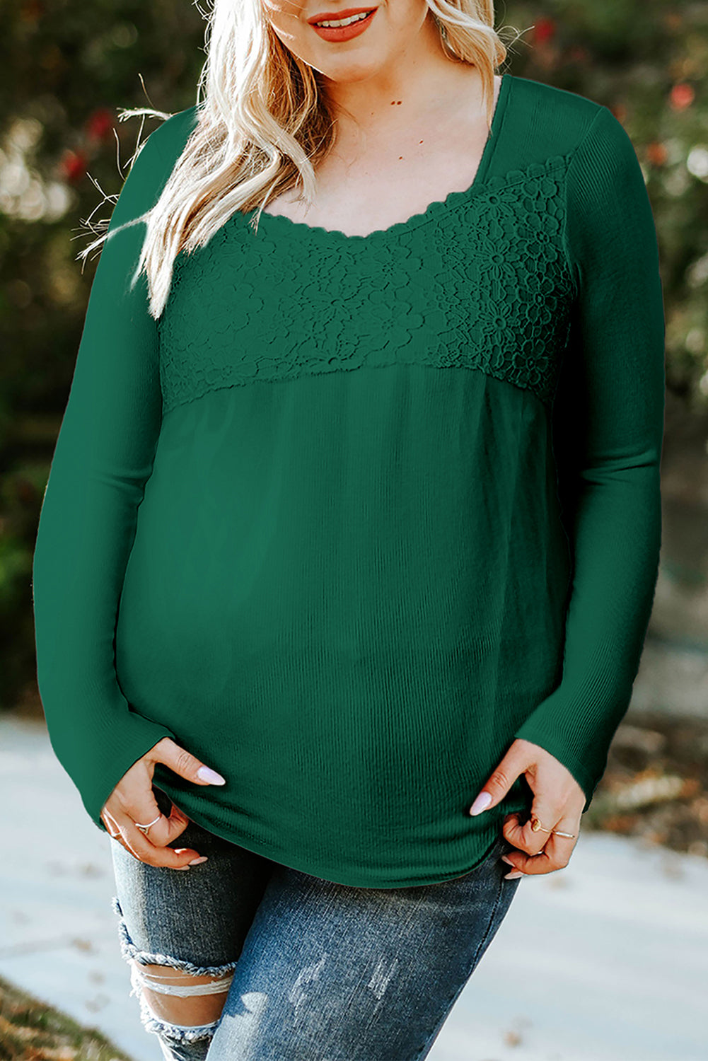 Haut vert à manches longues et col en V au crochet en dentelle