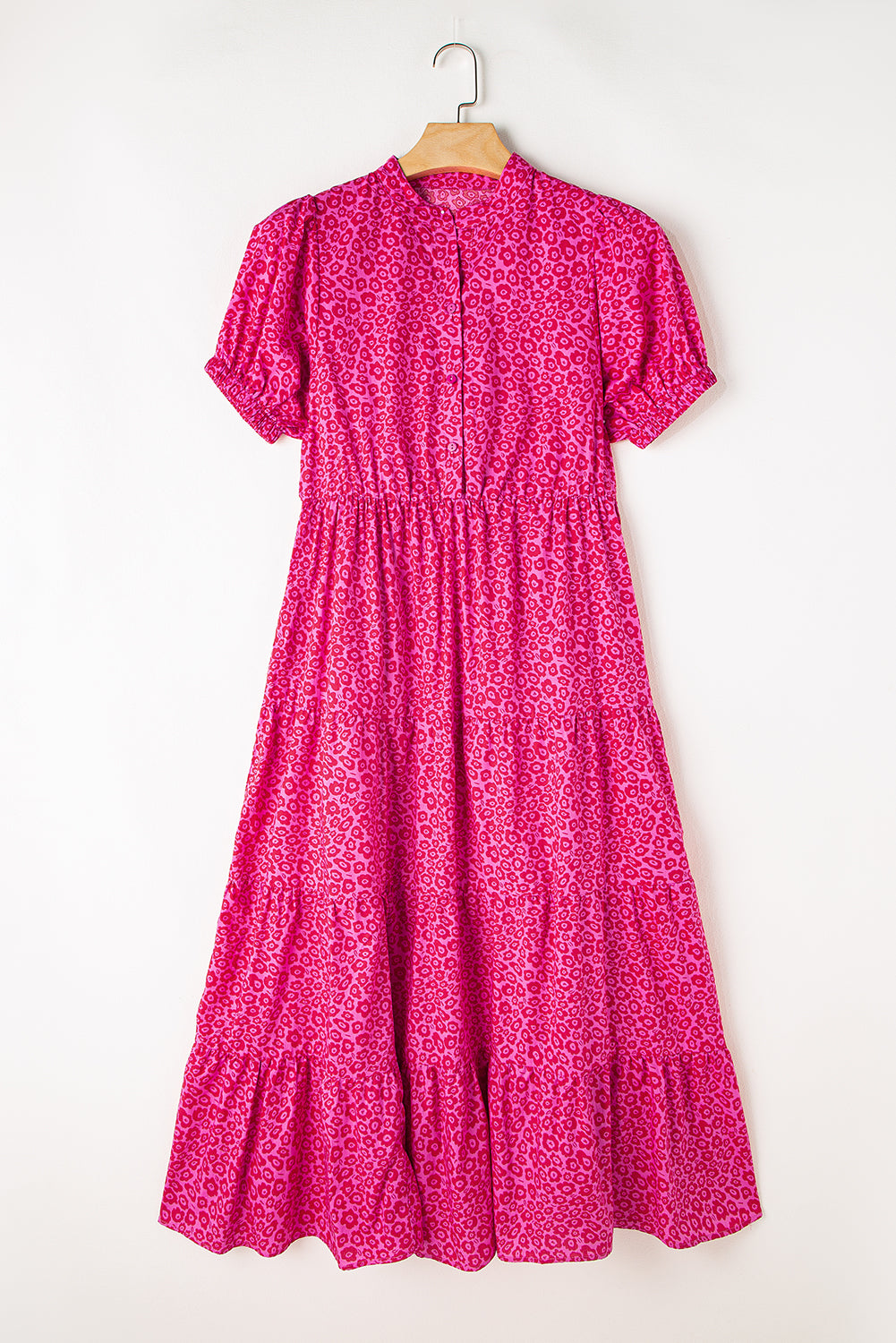 Robe longue à volants et manches bouffantes à col montant et fleurs rouge rose
