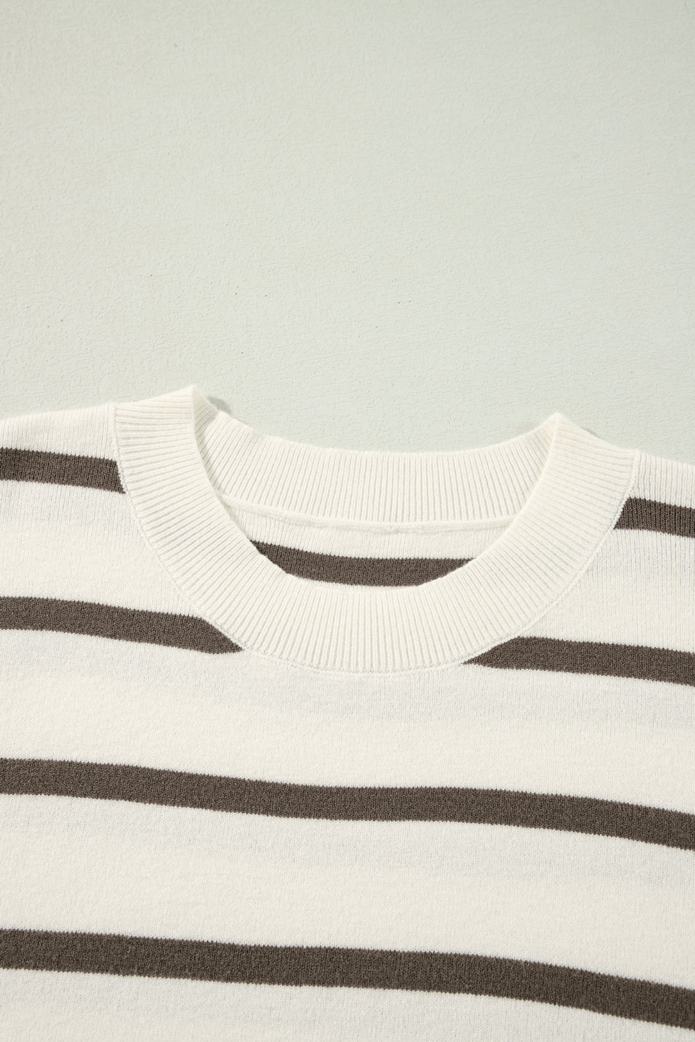 T-shirt with short sleeves and brown round collar with stripes and side slits