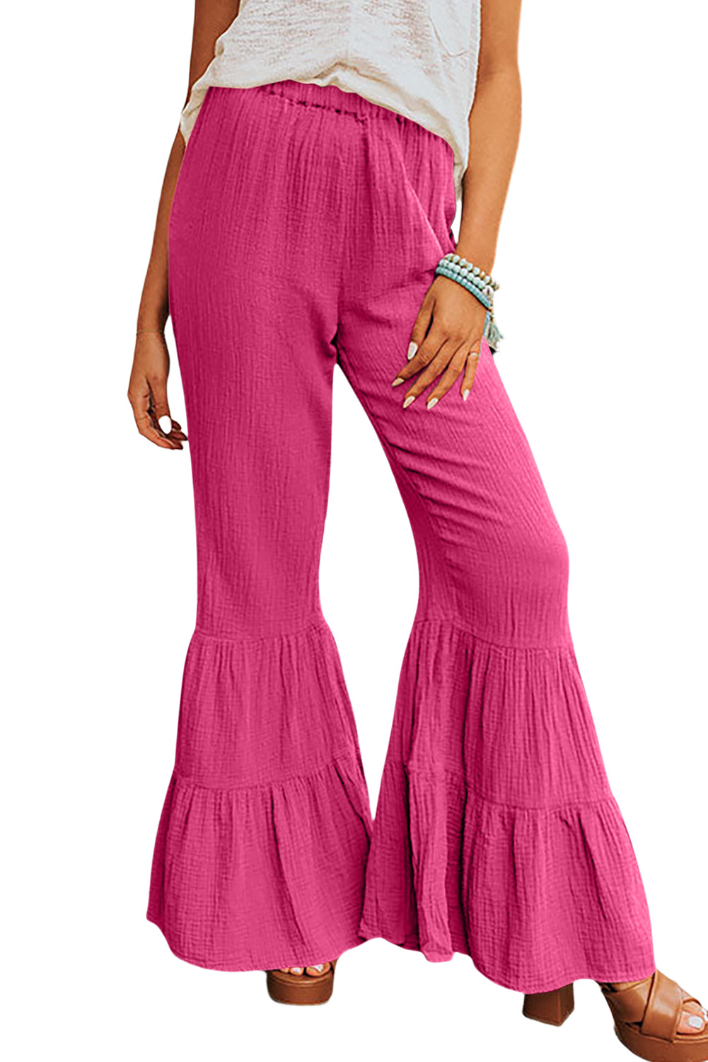 Pantalones acampanados con volantes y cintura alta con textura rosa