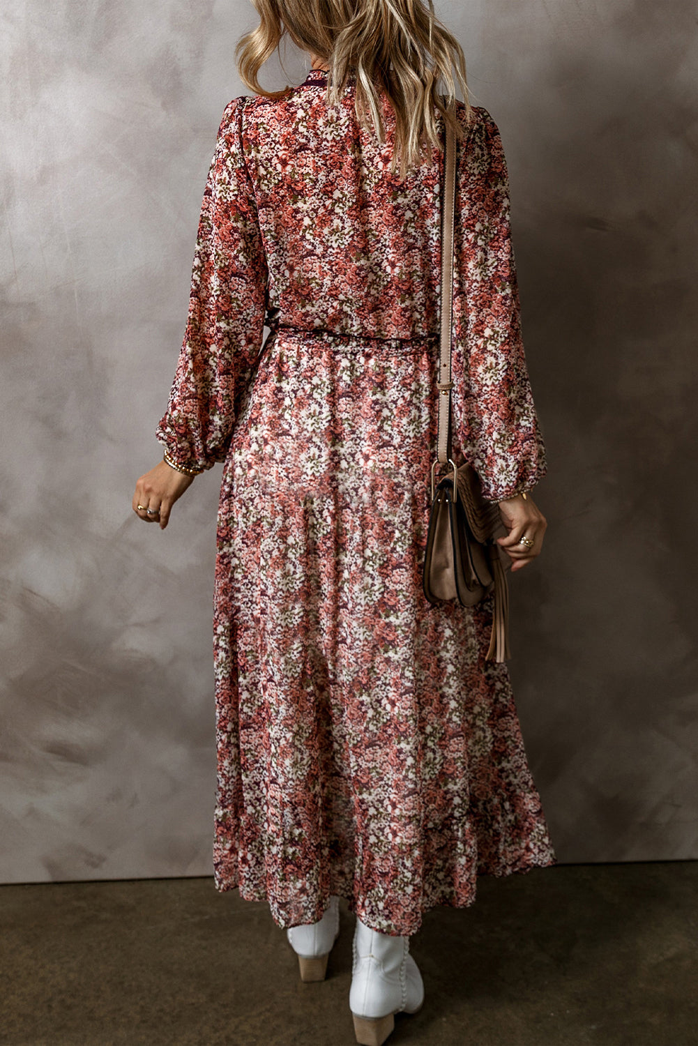 Robe midi à imprimé floral fendue sur le devant et à volants et col en V marron