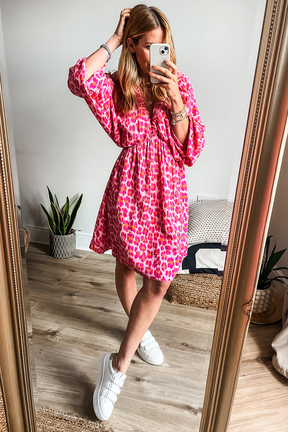 Robe rose à imprimé léopard élastiqué à col en V et manches 3/4 bouffantes