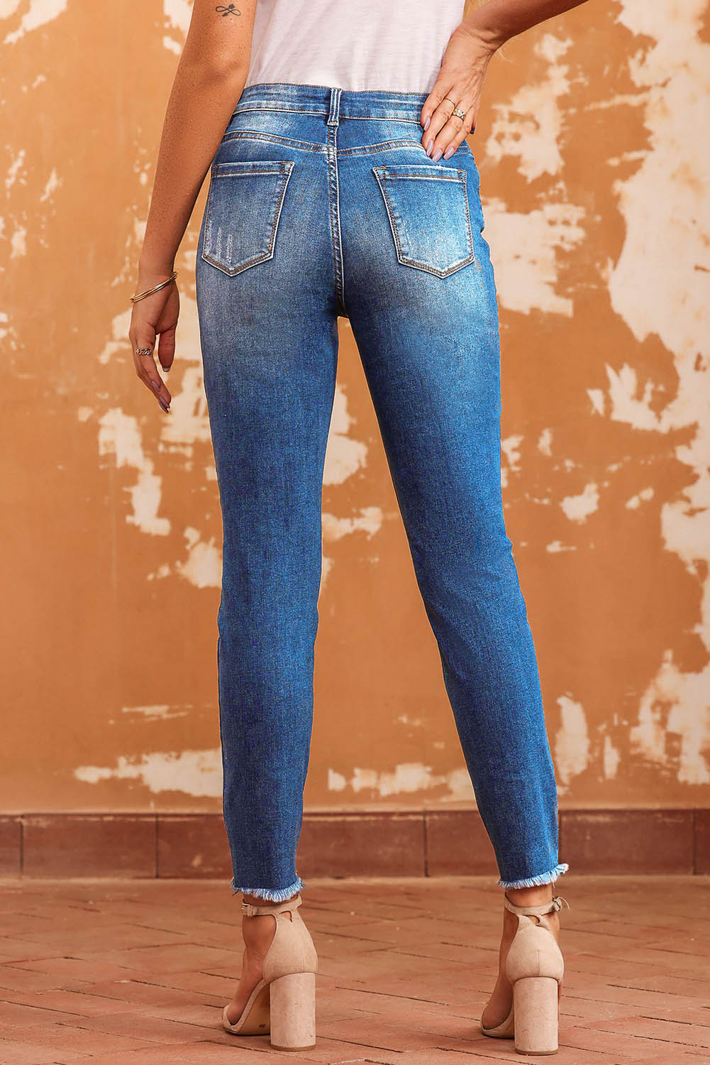 Jeans ajustados del tobillo azul crudo