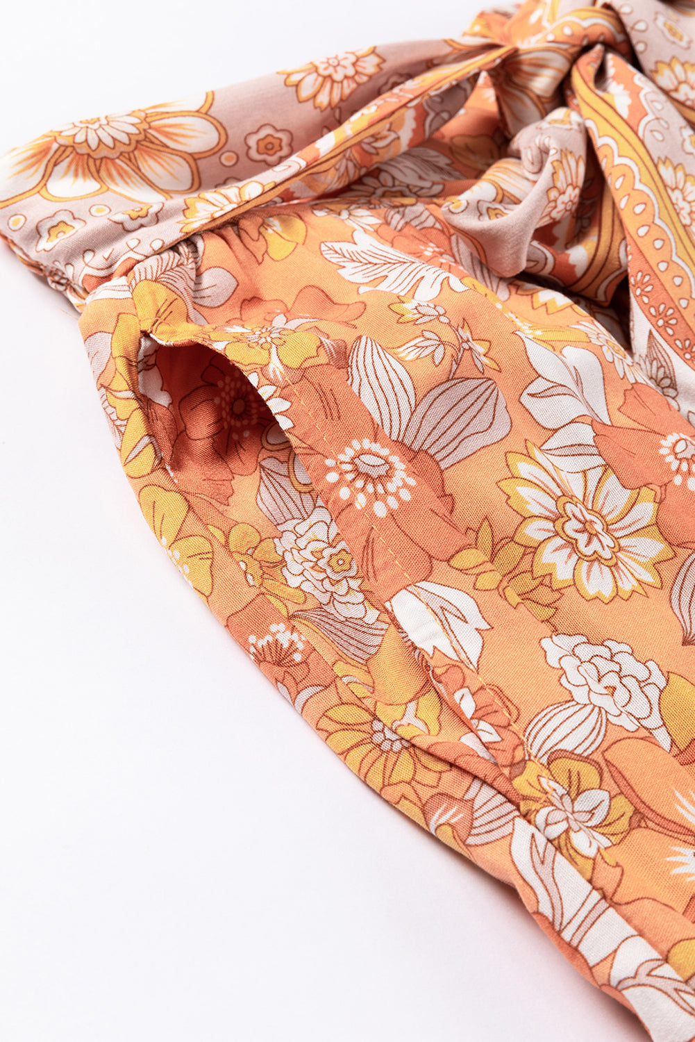 Pantalones anchos con estampado floral bohemio y cintura anudada en naranja pomelo