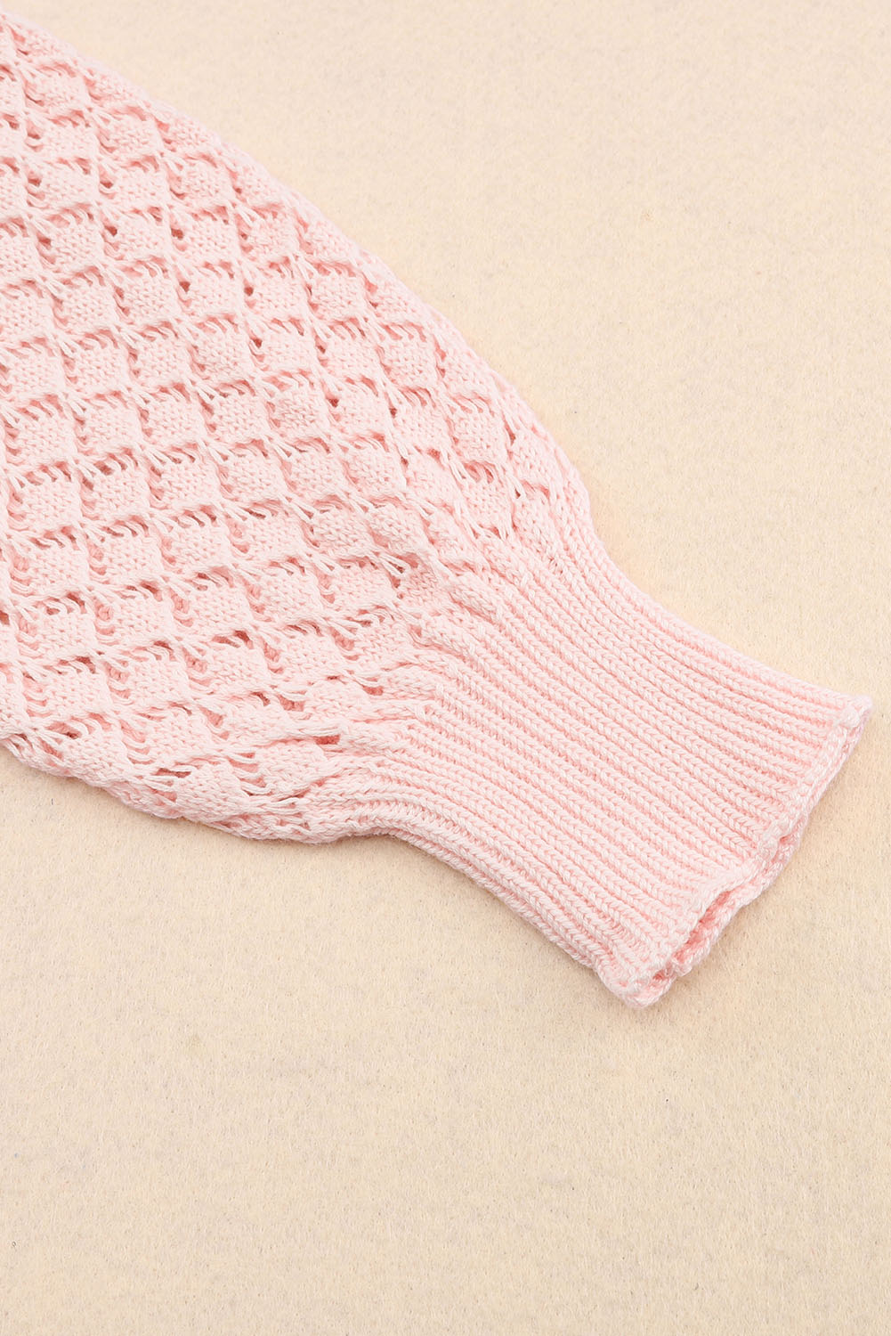 Rosa lose Pointeelle strickte gerippte V -Nackenpullover