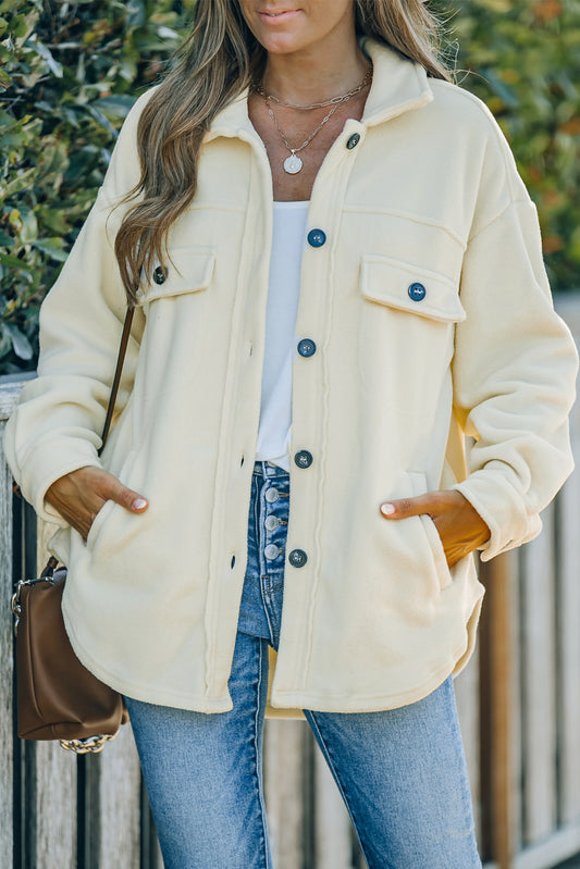 Chaqueta estilo camisa con botones y cuello vuelto en beige