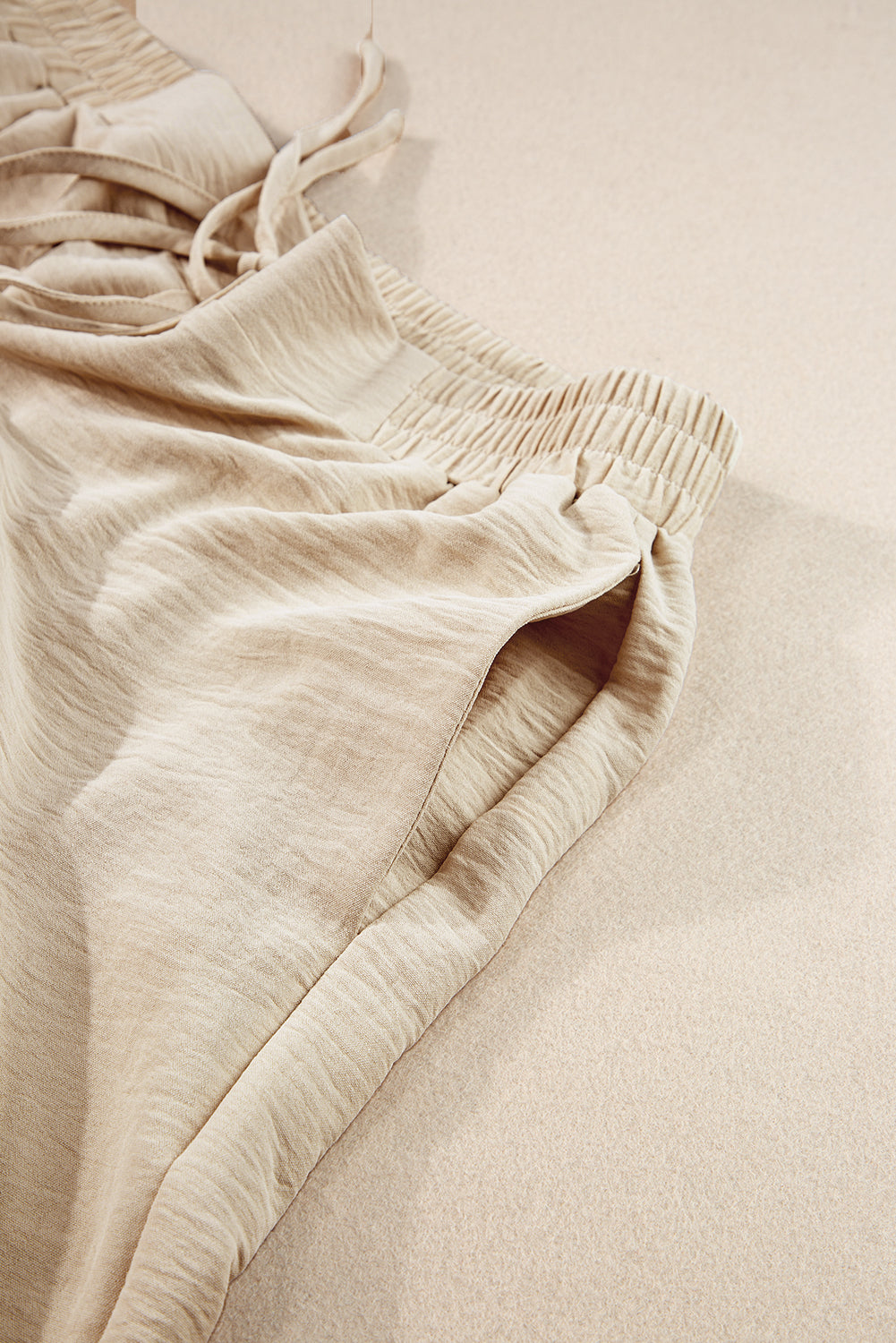Ensemble t-shirt court beige à ourlet élastique froissé et pantalon large-A WOMAN WE LOVE