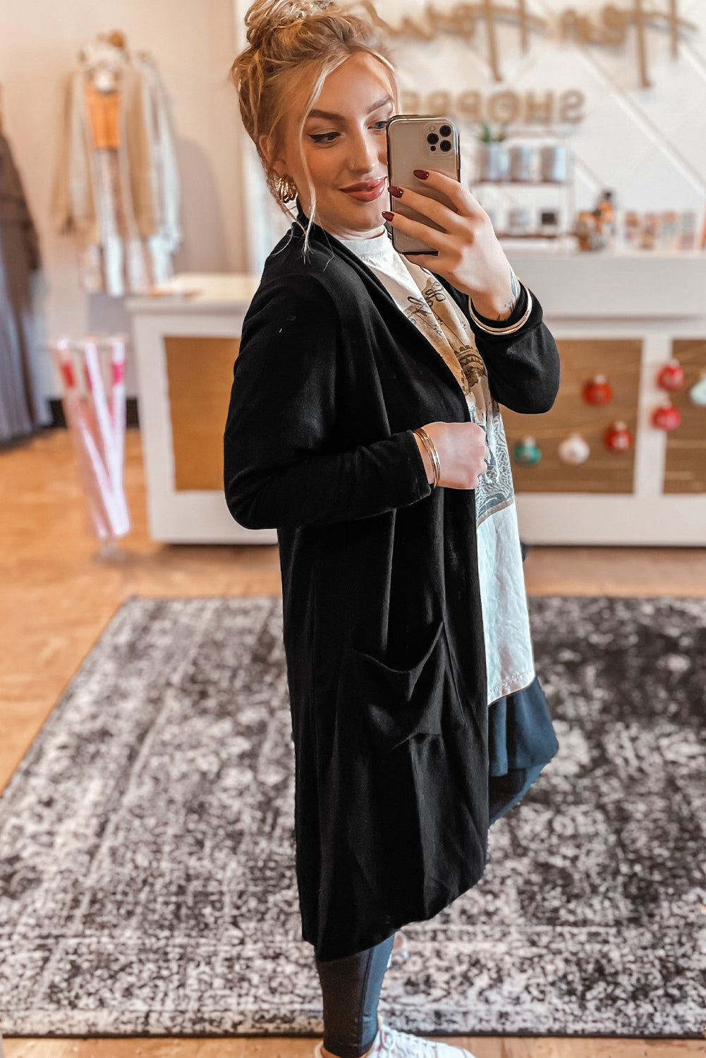 Cardigan noir ouvert sur le devant de couleur unie avec poche