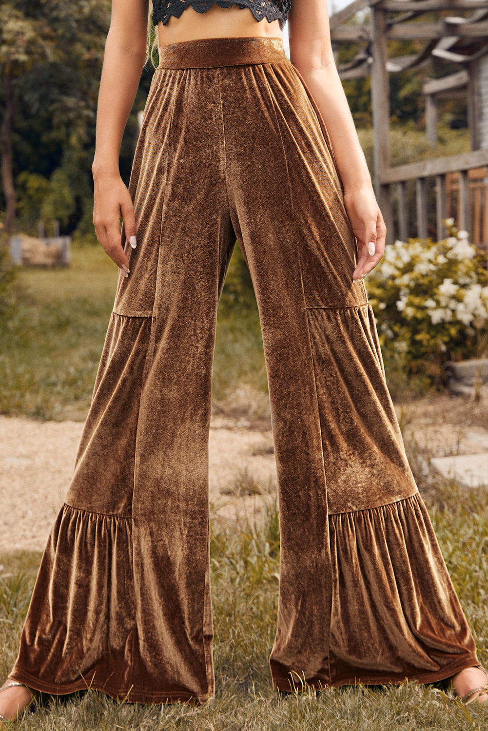 Pantalon large en velours marron à ourlet volanté