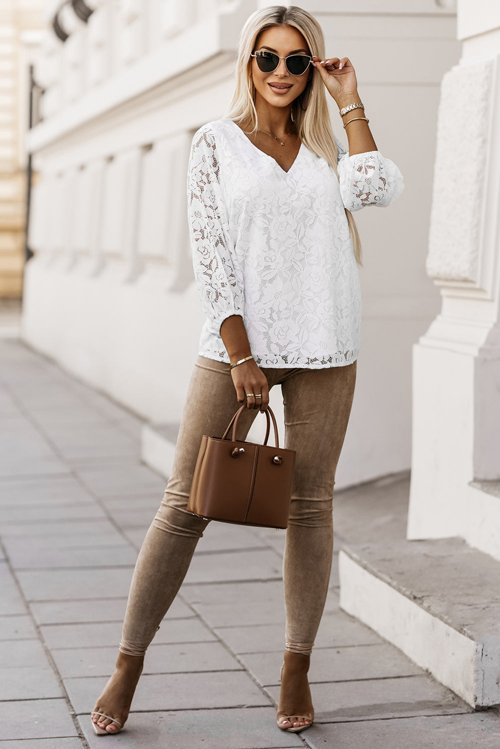 Top holgado con cuello en V y encaje floral blanco