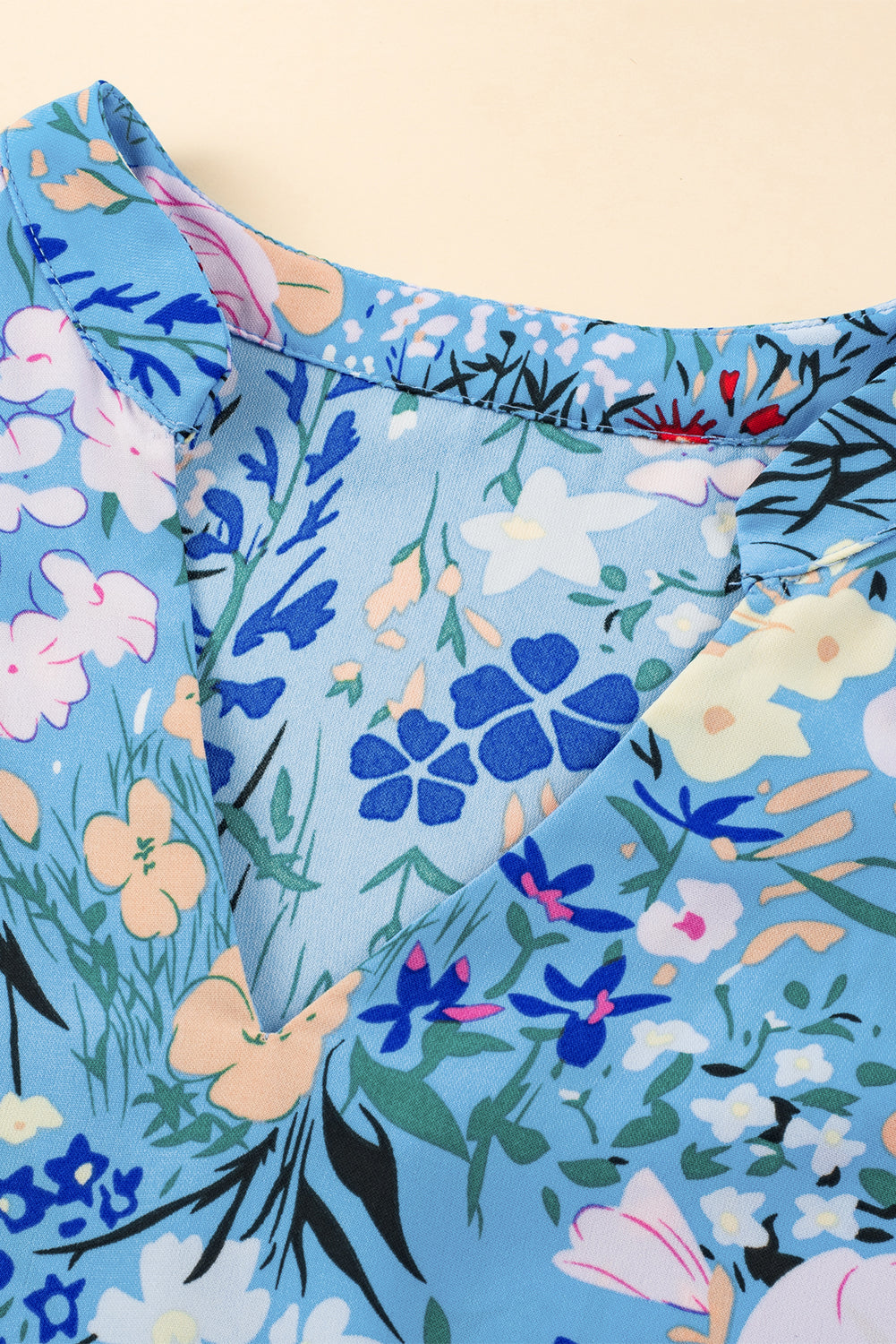Robe à volants bleu ciel à manches flottantes et col en V