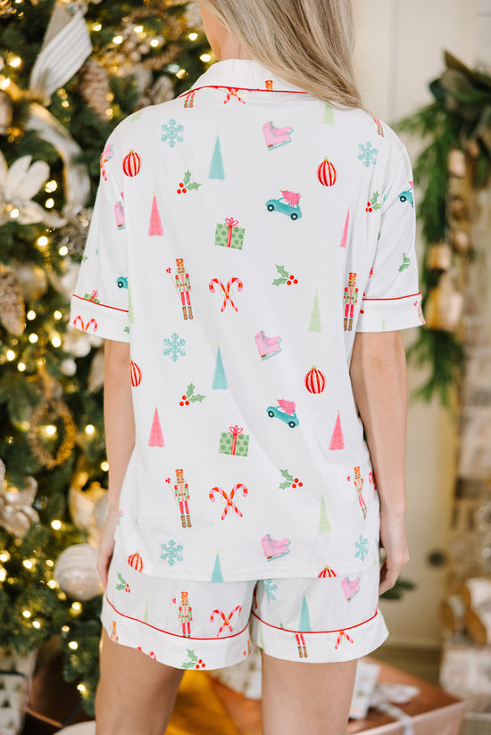 Camisa de pijama blanco con mangas cortas y pantalones cortos estampados en Navidad