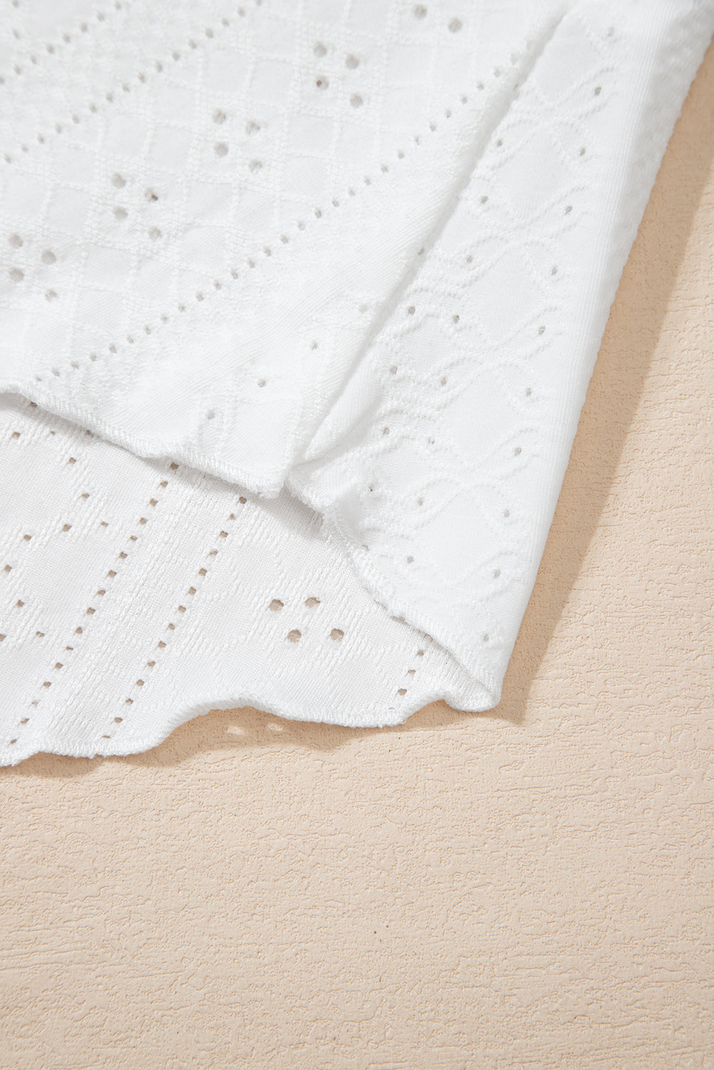 Débardeur ample en dentelle blanche avec épissure au crochet et col en V-A WOMAN WE LOVE