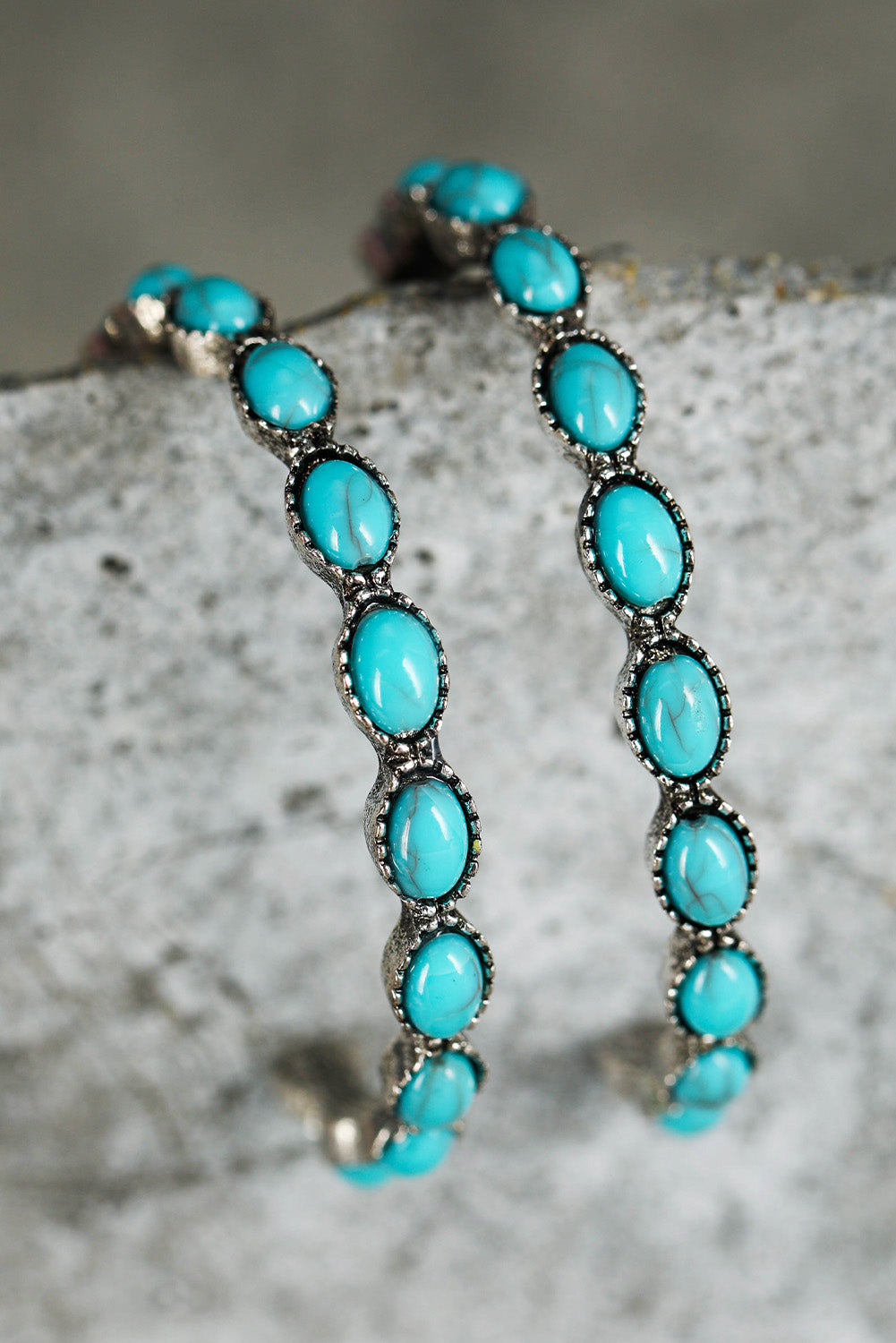 Retro -shaped C -shaped earrings with inlays of sky blue precious stones