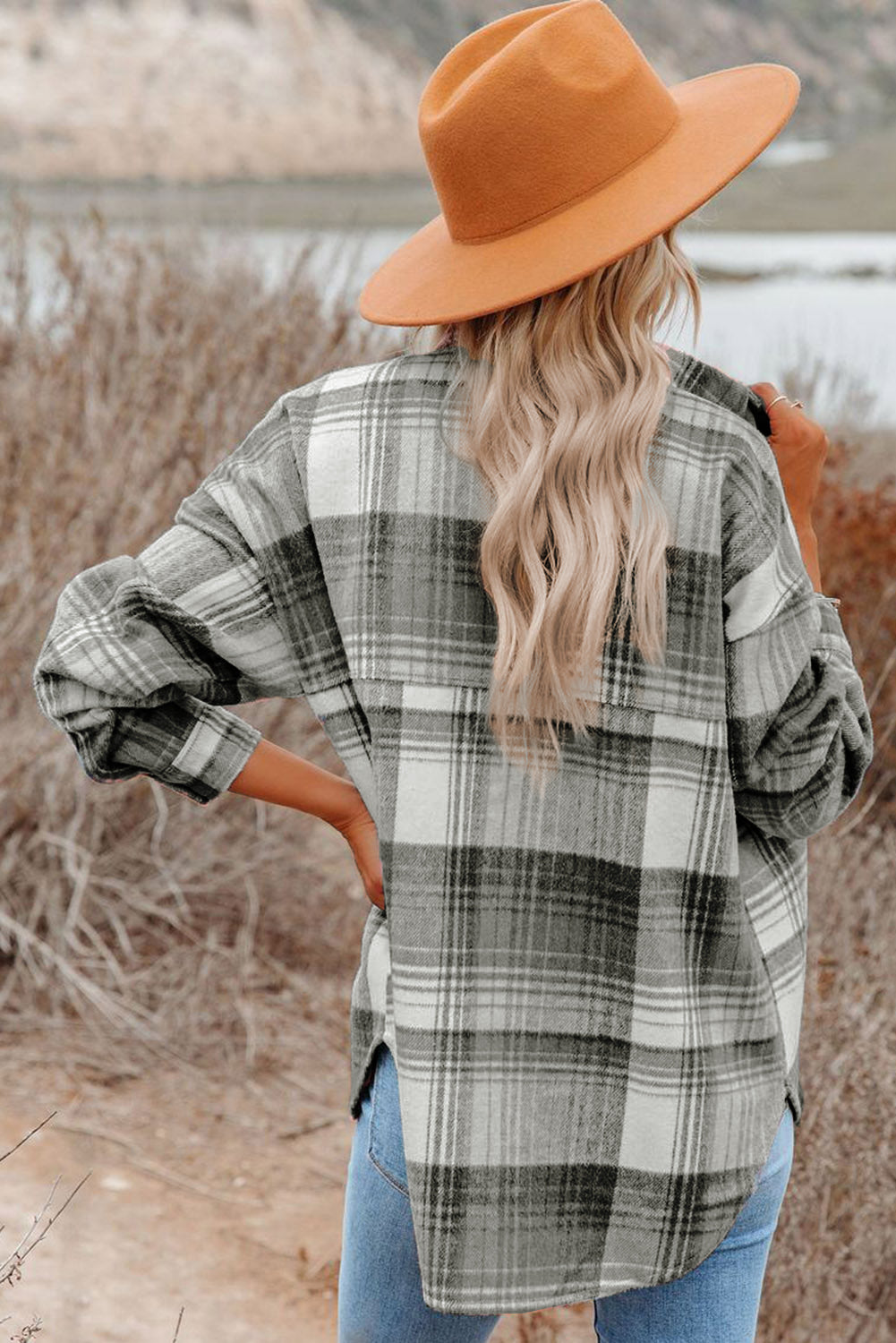 Sobrecamisa gris medio con bolsillos con solapa y cuadros