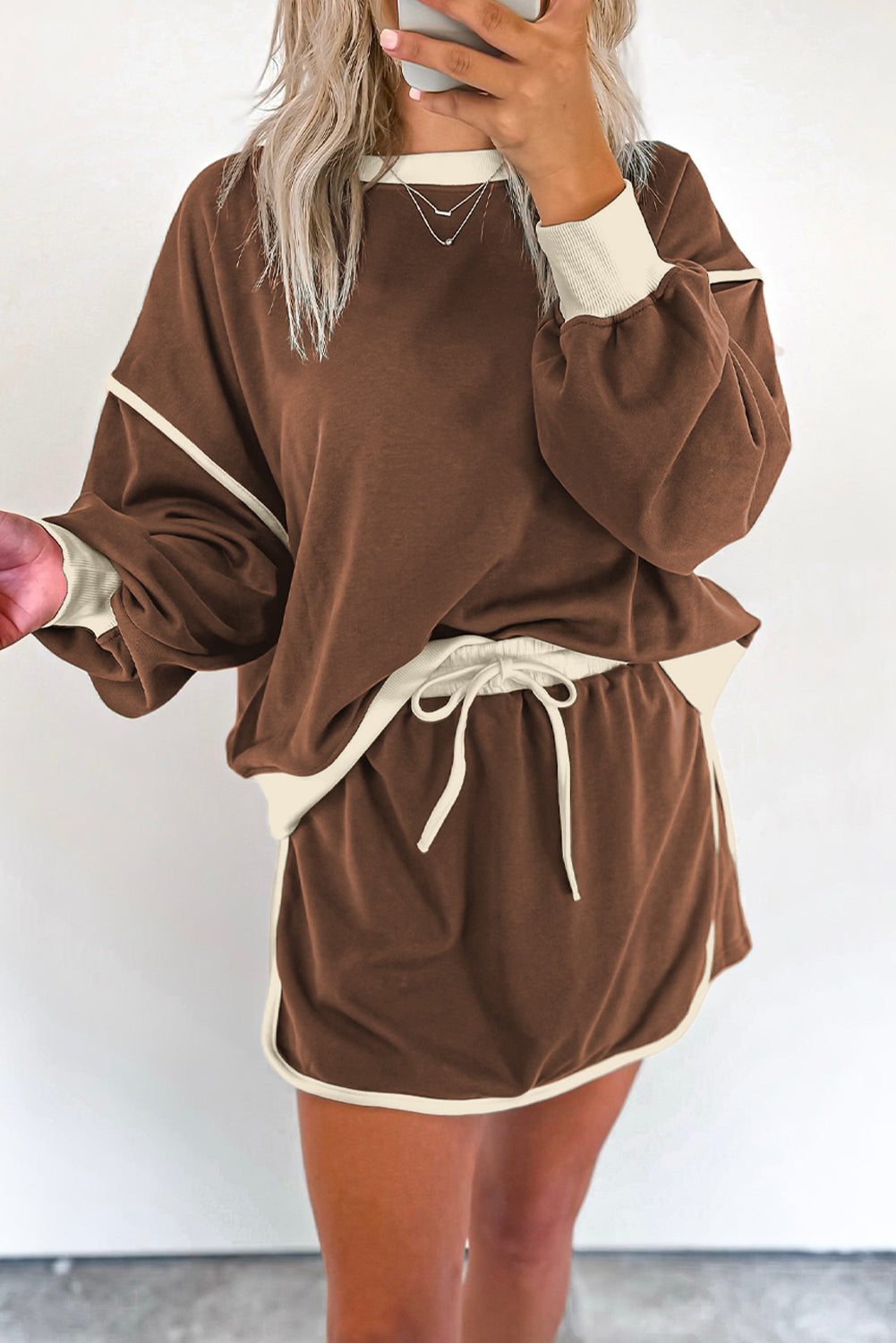 Coffee -colored coat -colored sweater set *