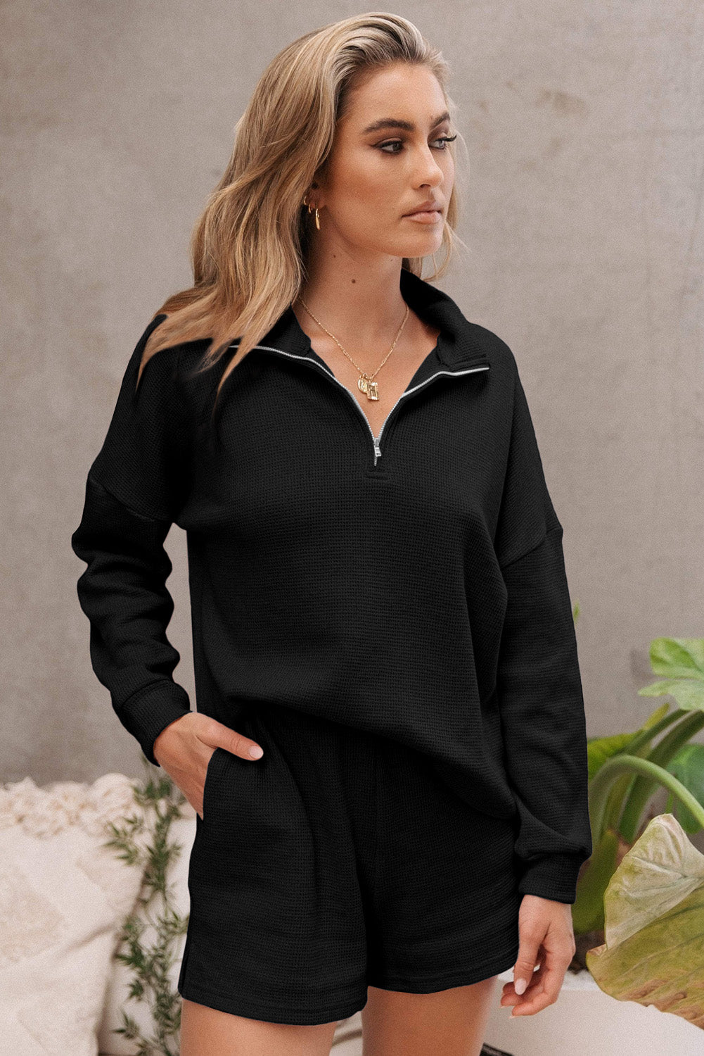 Ensemble sweat-shirt zippé côtelé noir et short taille haute