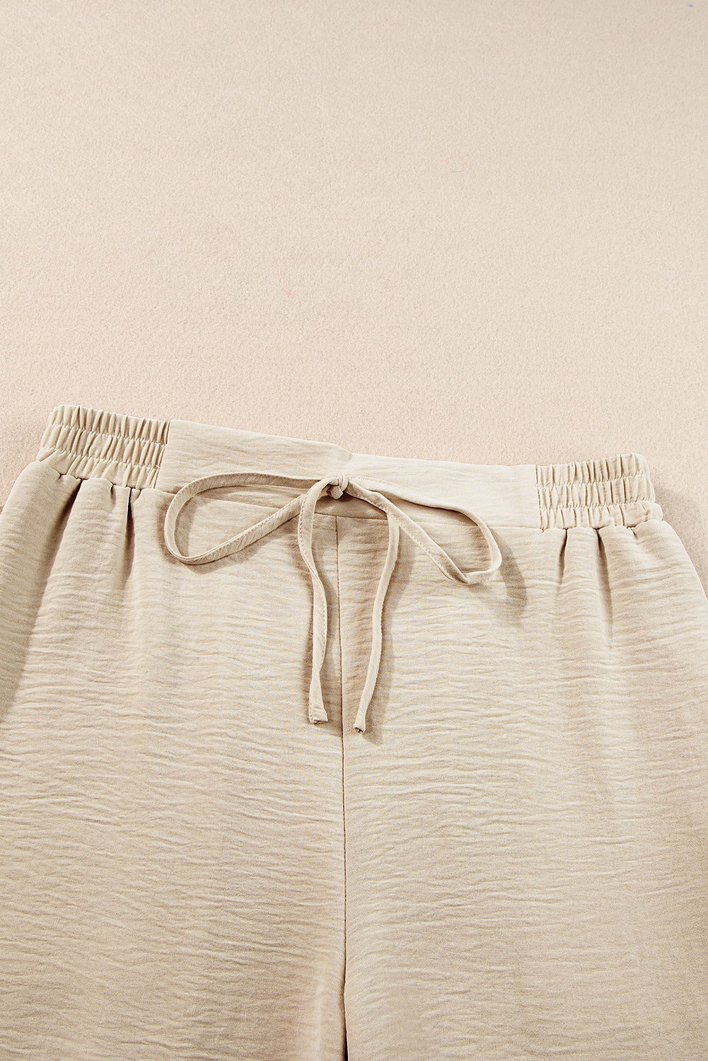 BEIGE CRINKED ELASTIC ELAST CROAD TEE e pantaloni a gamba larga