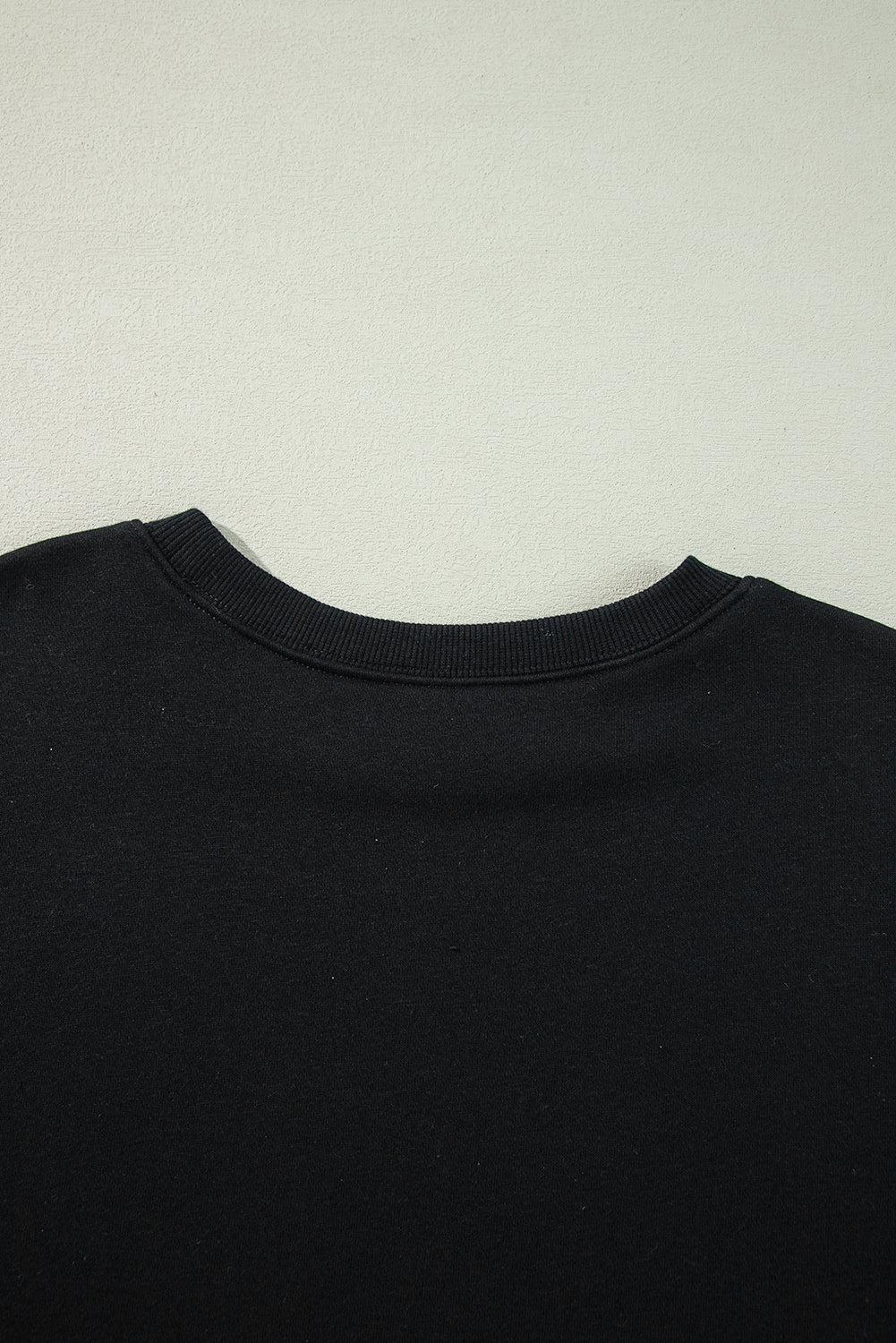 Sudadera negra unida con cuello y hombros caídos, gran tamaño