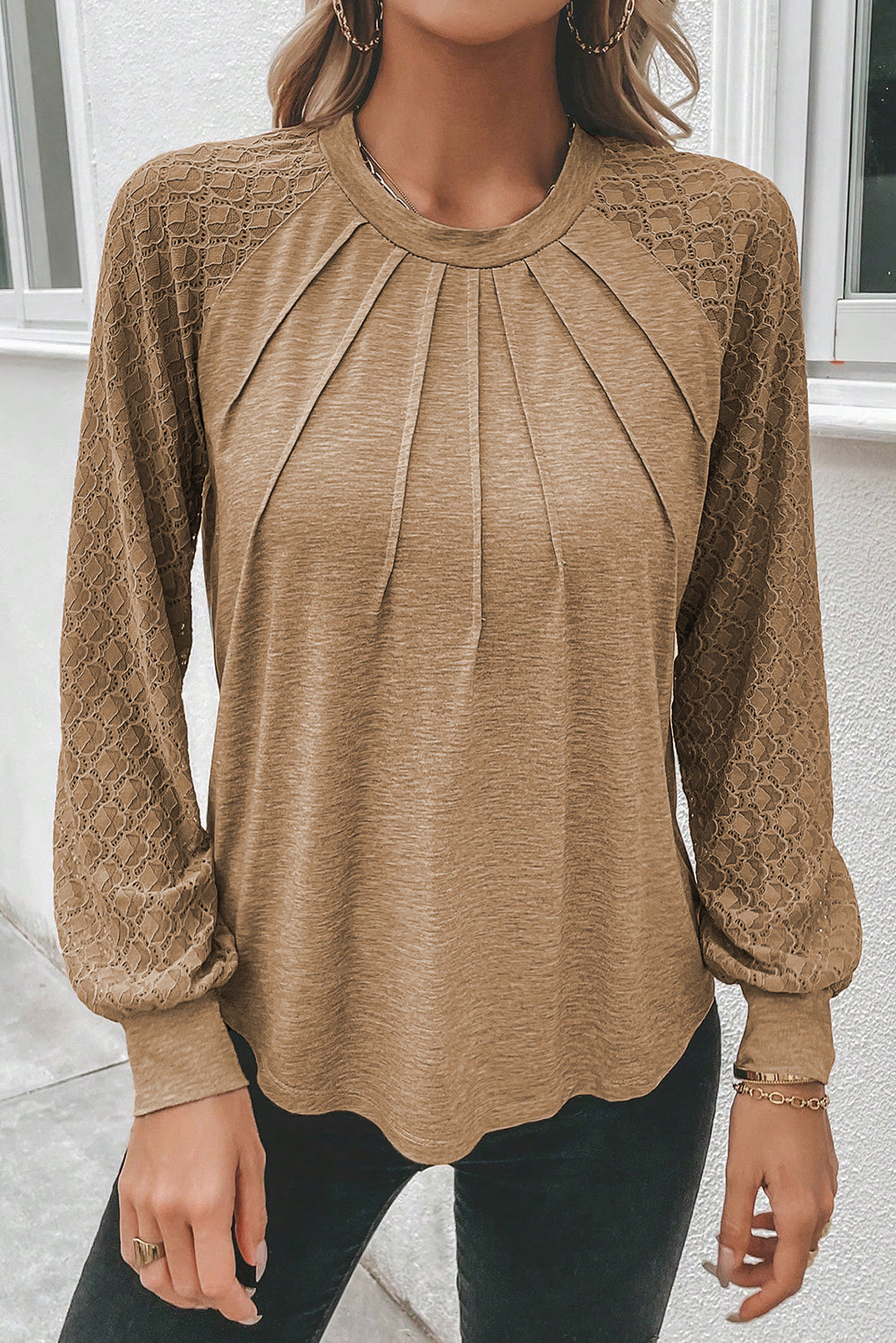 Haut à col rond et manches raglan en dentelle contrastée beige français clair