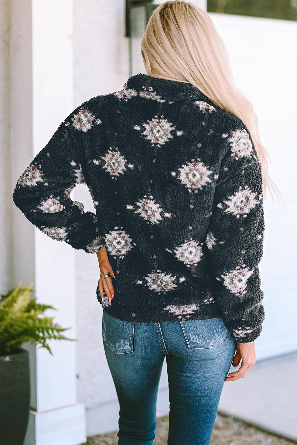 Chaqueta sherpa con cuello y cremallera con estampado azteca negra