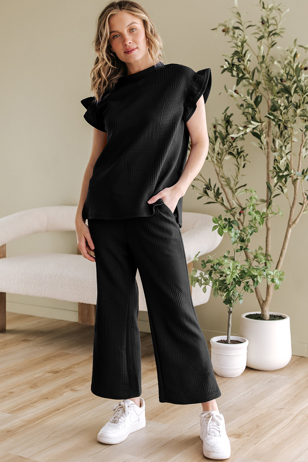 Ensemble haut d'été noir à manches à volants et pantalon ample court