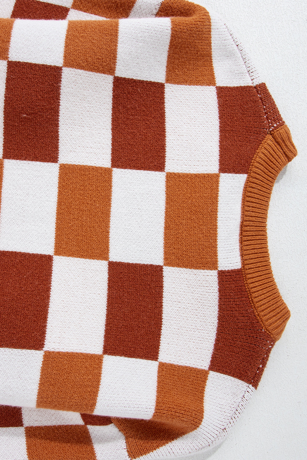 Pull orange à carreaux et bords côtelés *