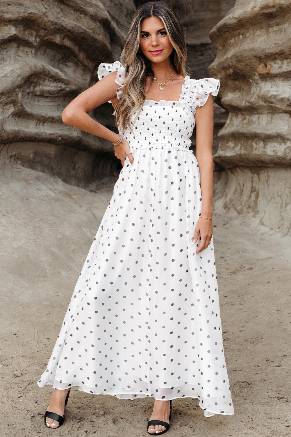 Robe longue smockée blanche à pois *