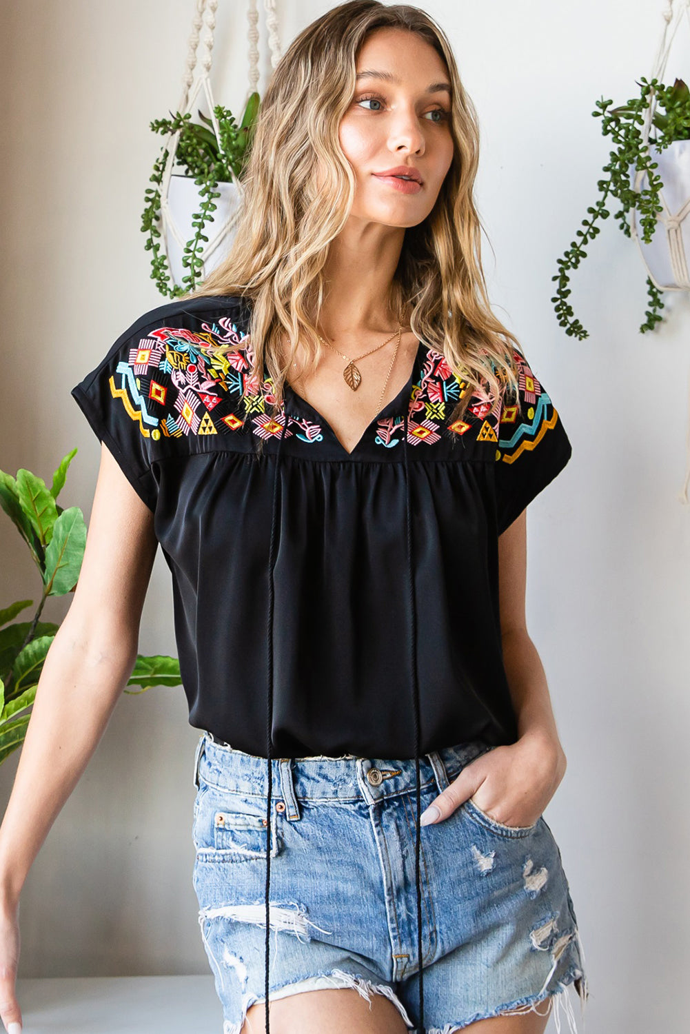 Blouse à manches courtes brodées géométriques noires