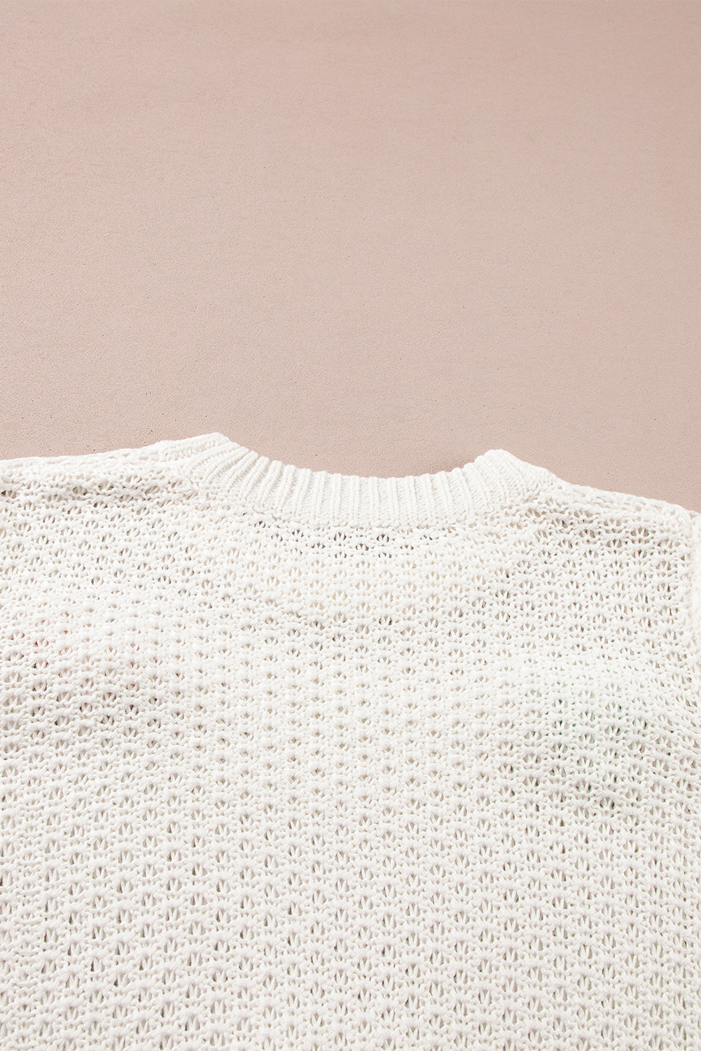 Pull blanc à manches courtes et col montant en tricot avec nœud coloré