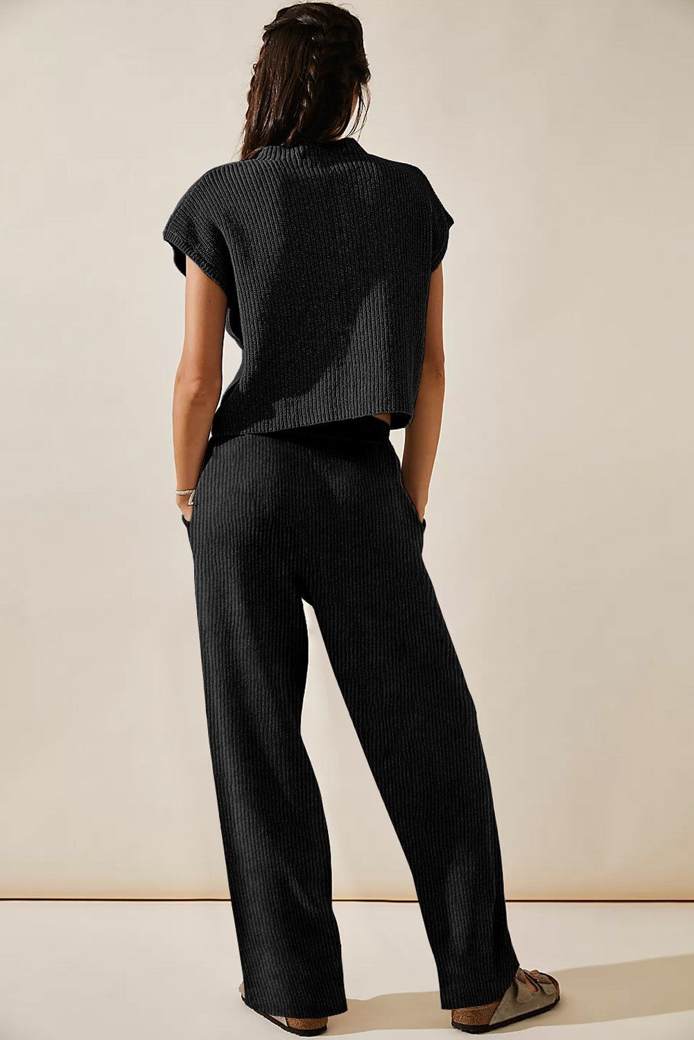 Ensemble pull noir tricoté à col en V et pantalon décontracté